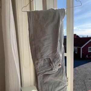 Zara jeans  - Fina zara jeans i en härlig mintgrön färg. Har klippt de själv längst ner för att fransa upp de lite. För mig är de för små, därav säljs de. Skriv vid frågor💙💙