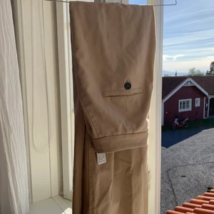 Bershka kostymbyxor - Fina kostymbyxor som köptes på Teneriffa i höstas. Bra kvalite, kommer tyvärr inte till användning hos mig💞