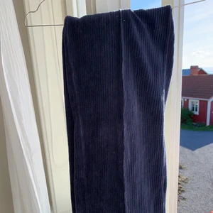 Manchester byxor - Sköna o snygga manchester byxor, resår i midjan! Använder inte dessa längre. Har en defekt med ett litet hål på vänster ben, därav pris. Skriv vid frågor💝💝