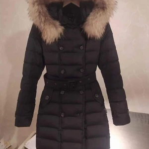 Hollies dun vinterjacka / unik model - Strl 34,S/M Använd 1 vinter som ny. Köpte den för 4500kr säljer för 2.100 kr