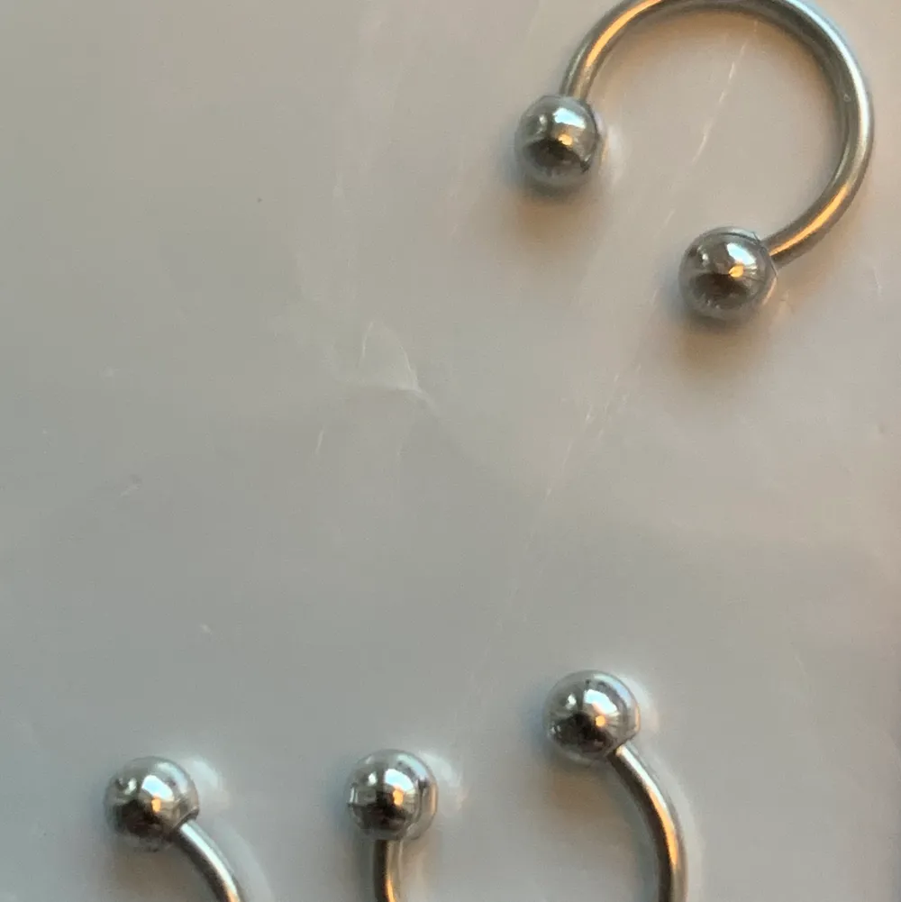 säljer tre stycken septum piercingar, självklart oanvända. 1 för 25kr alla 3 för 40kr. Fri frakt!!. Accessoarer.