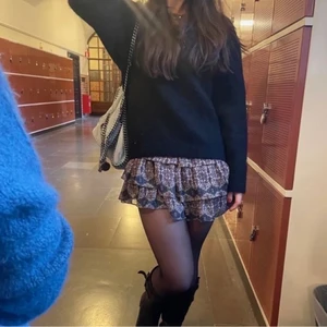 zara klänning - säljer denna populära zara klänningen åt vänster, köptes för 349kr och säljer för 220 +frakt, storlek xs men passar även s, hör av er vid intresse och frågor❤️