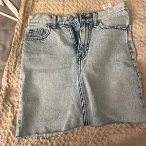 Jeanskjol - Strl xs, knappt använd!! 