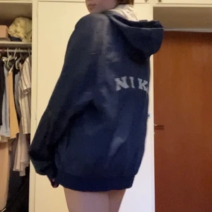 Nikejacka - Vindjacka? Från Nike, köpt på Beyond Retro. Inte regntät mer bara en vanlig vårjacka typ. Sitter oversized på mig som är 160 🤟Möts upp i Stockholm eller så delar vi på frakten :)