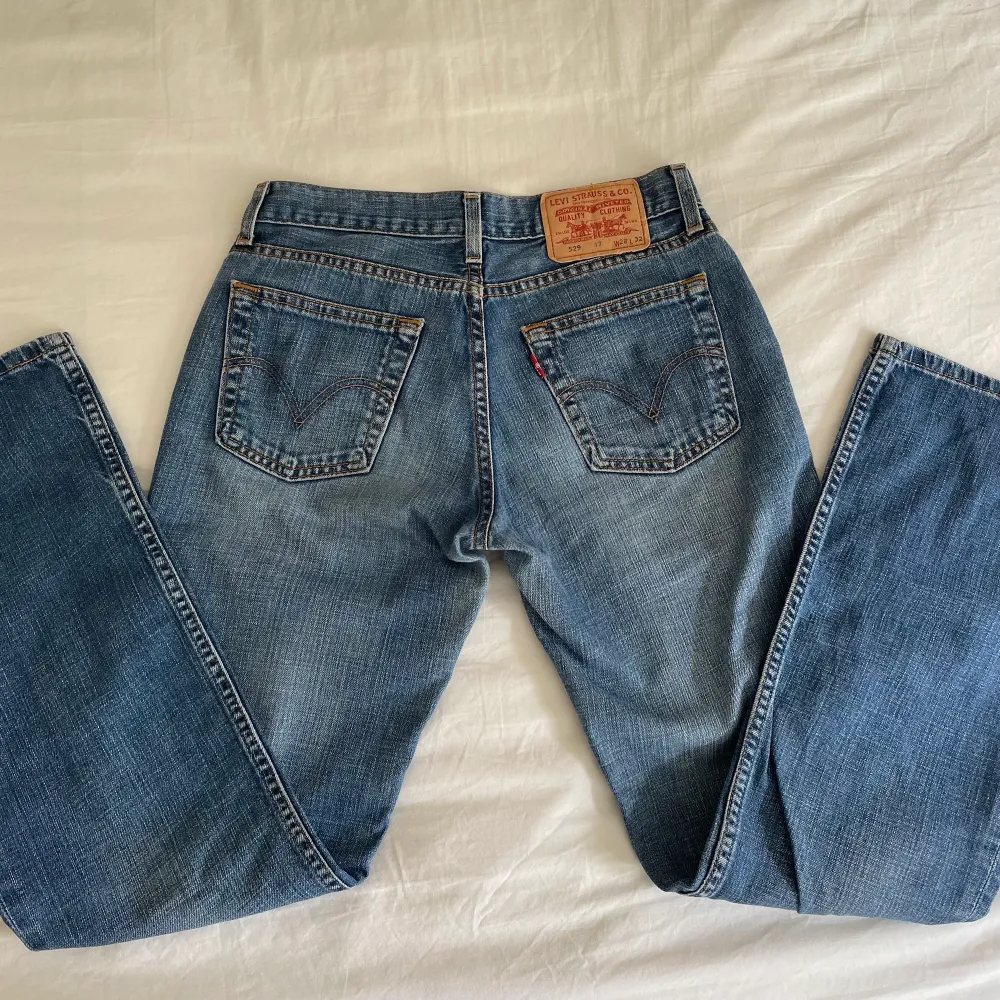 Levis jeans i modellen 529 bootcut, superfint skick och knappt använda då de inte passar mig. Midjemått: 70cm, innerbenslängd: 76cm💖. Jeans & Byxor.