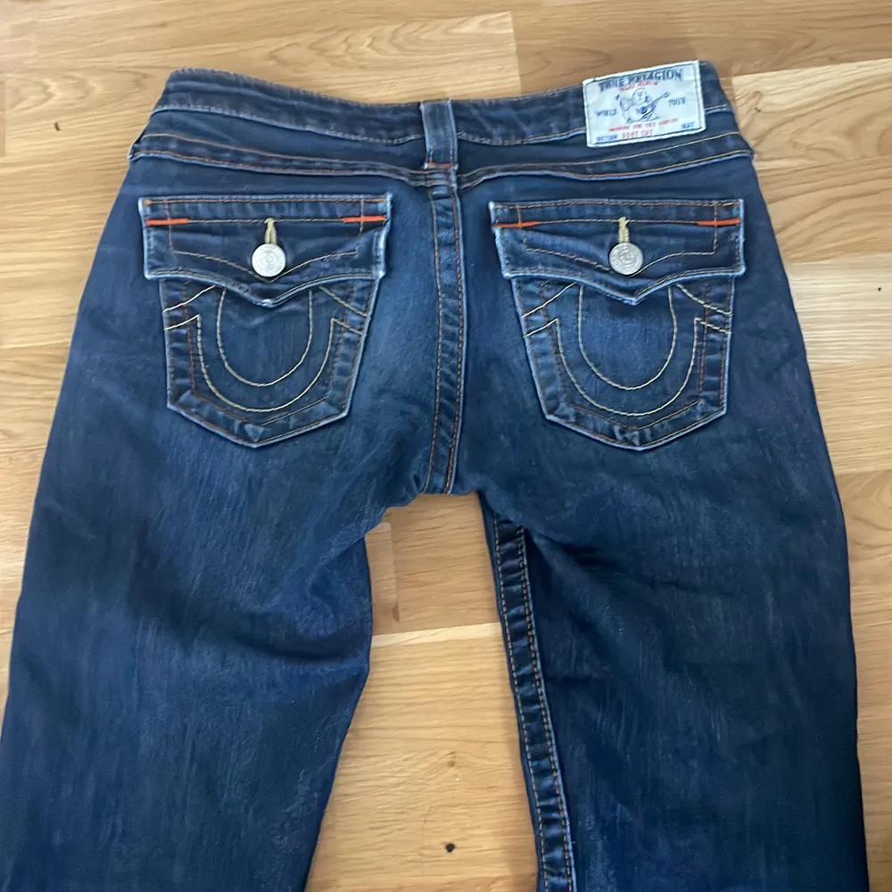 säljer mina favoritjeans för dom är för små på mig ❤️ skitfina true religion jeans köpta här på plick (bild 3) som är low waist bootcut, innerbenslängd 68cm och midjemått 66-68.. Jeans & Byxor.