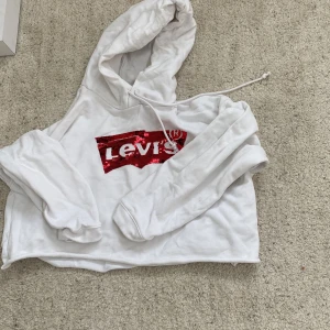 Levis cropad hoodie  - Snygg hoodie från Levis i storlek L. Liten i storlek 