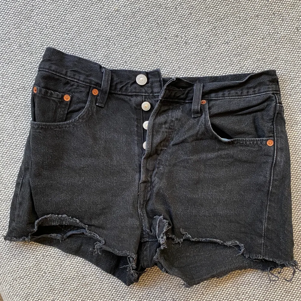 Shorts från levis 501, storlek 25. Färg mörk grå/svarta. Knappt använda, i bra skick utan skavanker. High waisted. 200kr + spårbar frakt 66kr . Shorts.