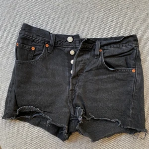 Levis - Shorts från levis 501, storlek 25. Färg mörk grå/svarta. Knappt använda, i bra skick utan skavanker. High waisted. 200kr + spårbar frakt 66kr 