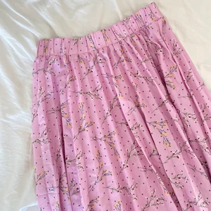 Rosa långkjol - Säljer min somriga långkjol från Nakd som ej säls längre. Kjolen har använts två gånger och ser ut som ny. Kjolens längd är cirka 83 cm💕😍