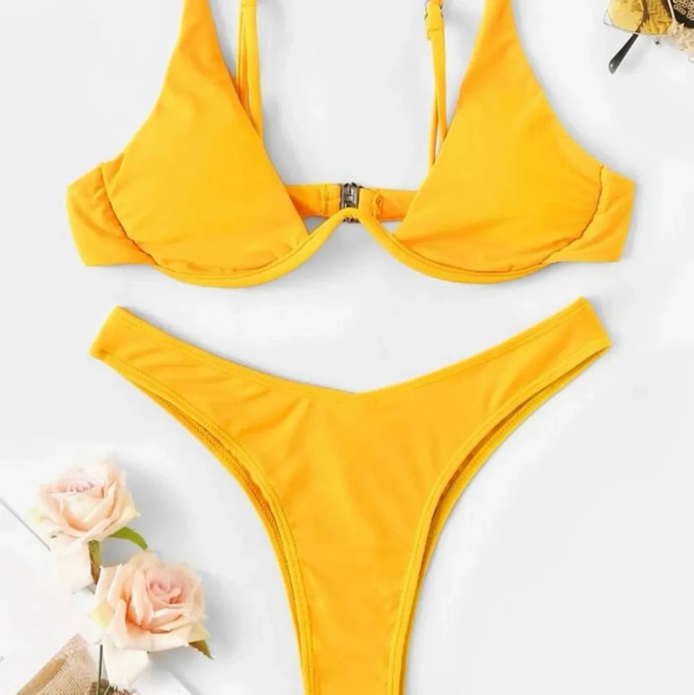 Säljer denna gula bikinin! RIKTIGT snygg & sexig att ha nu i sommar!! 😍😩🌸 säljs då den aldrig kom till användning då någon annan ska få ha glädje av den💞 storlek medium men liten i Strl så mycket mer en M. Övrigt.