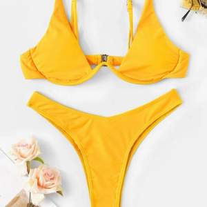 Säljer denna gula bikinin! RIKTIGT snygg & sexig att ha nu i sommar!! 😍😩🌸 säljs då den aldrig kom till användning då någon annan ska få ha glädje av den💞 storlek medium men liten i Strl så mycket mer en M