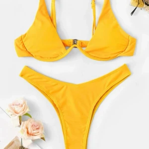 Gul bikini  - Säljer denna gula bikinin! RIKTIGT snygg & sexig att ha nu i sommar!! 😍😩🌸 säljs då den aldrig kom till användning då någon annan ska få ha glädje av den💞 storlek medium men liten i Strl så mycket mer en M