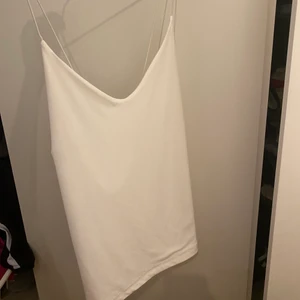 Vit topp - Från Gina tricot men långa och stretchiga band. 