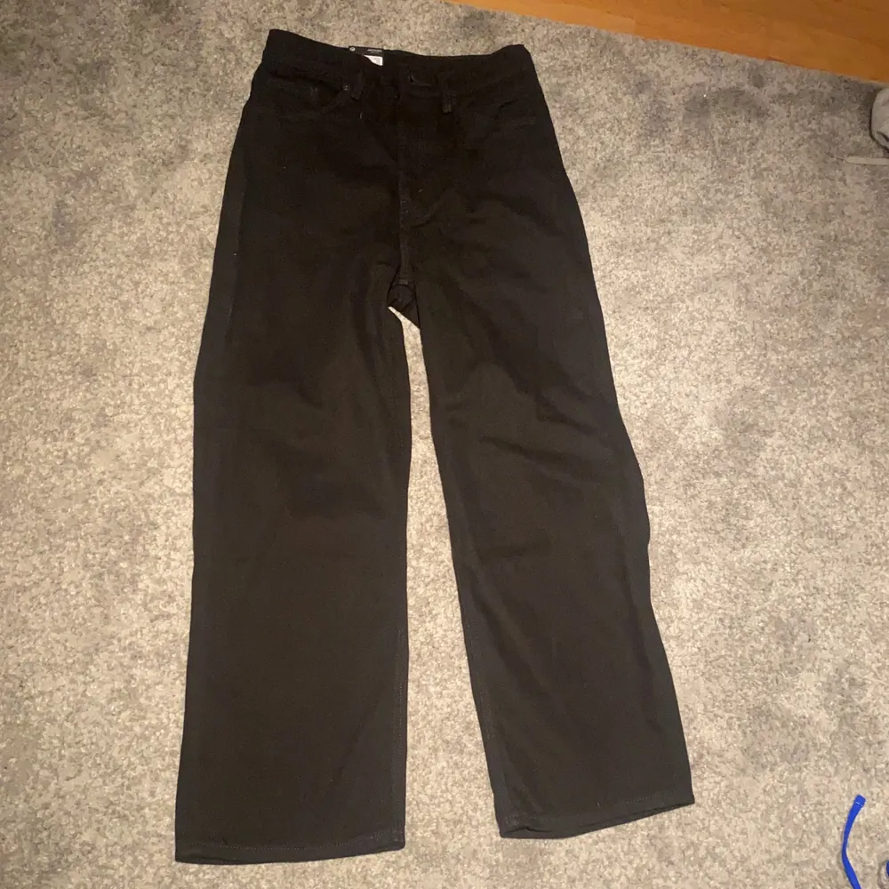 Svarta Jeans från MonkI. Strl 26. Aldrig använda. Nypris:400 kr Mitt pris: 200 kr köparen står för frakten. Jeans & Byxor.