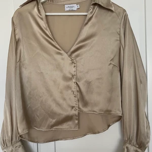 Blus - Säljer denna fina blus från misslisibells kollektion i en champagne färg. Använd fåtal gånger, fint skick!