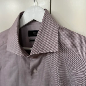 Skjorta Riley  - Rosaskimrande skjorta i S från Riley (Brothers) helt oanvänd. Hämtas i Falun eller skickas mot frakt!