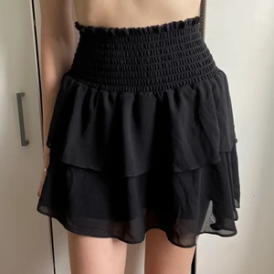 CHELSEA KJOL - Säljer en svart kjol från Chelsea i storlek xs! Frakt kostar 45 ❤️