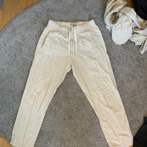 Linnebyxor  - Säljer dessa linnebyxor för att jag har vuxit ur dem. De är i stl M herr. De är inköpta från ZARA. Är snygga och sitter bra.