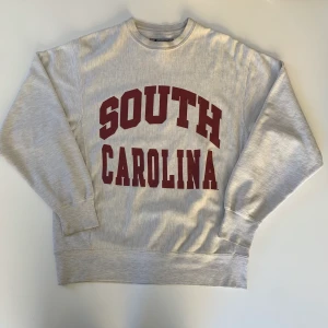 Vintage Champion  - Vintage Champion Crewneck  Storlek S, passar som S/M   Skitnajs för den som gillar baggy, tajt hals och collage tröjor.  Tröjan har ett högt gsm, dvs att den är tjock och har en bra kvalite. 