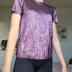 Glansig lila tröja i strl 146/152 - En nästan oanvänd lila t-shirt. Jag säljer den då den har blivit för liten. Färgen har försvunnit lite vid armhålorna men det syns knappt! Den är då i storlek 146/152Om man köper flera saker på en gång så blir det ett paket och samfrakt.