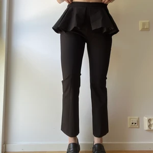 Carin Wester byxor - Carin Wester byxor med unikt snitt och textur! Storlek S, normala i storleken, passar mig som brukar ha 34/36 och är 163 lång.