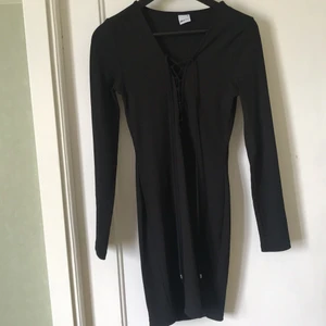 Ginatricot tight svart klänning med snörning - Knappt använd!! 