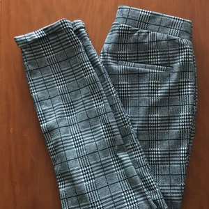 Lager 157 rutiga byxor stl S - Super sköna rutiga byxor med både fram- och bakfickor! Vid byxornas slut är de uppvikta (fastsydd)! Dessa säljs på grund av att de inte passar och är därför aldrig heller använda! <3