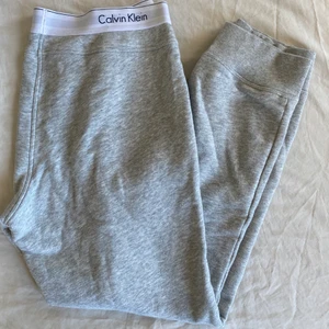 Gråa mjukisbyxor  - Byxor från Calvin klein, säljs pga att de är för stora för mig💕