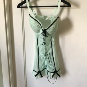 Mintgrönt sexigt nattlinne - I väldigt fint skick och knappt använd! Vet tyvärr inte storleken på bhn men skulle säga 70/75 C/D 