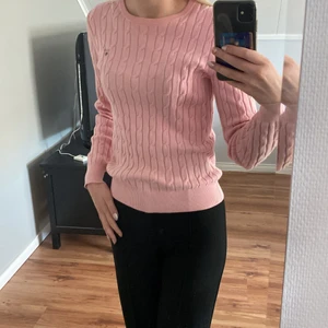 Gant, kabelstickad  - Säljer nu denna fina kabelstickade Gant tröjan då den inte kommer till användning. Den är sparsamt använd och i väldigt fint skick☺️Ord. pris 1400kr