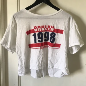 H&M vit tröja - Använd, men i bra skick! OBS! Tröjan är lite genomskinlig!