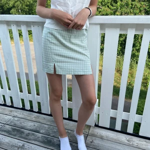 Mintgrön kjol med slits  - En kjol från shein med normal passform och helt oanvänd. Köparen står för frakt och får välja vilken frakt den vill ha💚