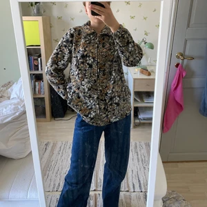 Blommig fleecejacka - Lite kort i ärmarna på mig men annars sitter den bra på mig som brukar ha M. Frakt tillkommer💜