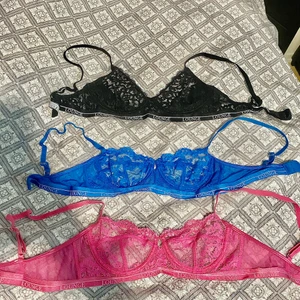 Lounge underwear  - 3 stycken bygellösa bh:ar från lounge underwear. Jättebra skick fortfarande då de inte är använda så mycket. 400 kr styck eller 1000 kr för alla. Nypris: 650 kr (inkluderat en underdel som medföljer) Alla är i storlek 75B, vilket motsvarar S ungefär 