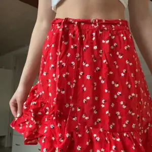 Röd kjol från Lindex i storlek 158 men passar mig med storlek xs/s 🫶🏻 130 kr plus frakt. Inte använd mycket alls 💝 
