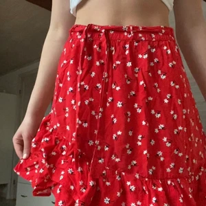 Jättefin röd kjol ❤️ - Röd kjol från Lindex i storlek 158 men passar mig med storlek xs/s 🫶🏻 130 kr plus frakt. Inte använd mycket alls 💝 