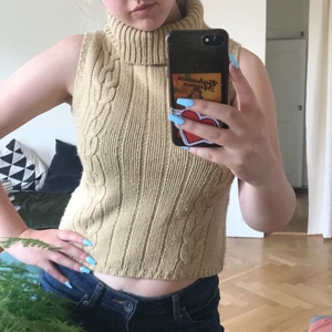 Stickad tröja med turtleneck - Jätte mysig stickad tröja i skönt material! Det står ingen storlek på tröjan men jag är i medium.