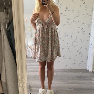 Klänning asos  - Supersöt klänning köpt på asos. Storlek 10, passar mig som är S-M. Aldrig använd. 