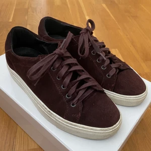 Sneakers - Säljer dessa mörkröda ”mocka” skor ifrån Rizzo. Nypris 799:-