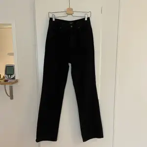 svarta jeans från vero moda i nyskick, säljer pga för små. modellen på jeansen är straight leg, mid waist, spöket där bak går att ta bort:)