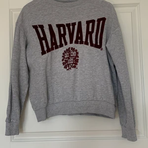 Harvard Tröja - Säljer en jätte fin oanvänd Harvard tröja. Säljs då den inte kommer till användning.  Finns att hämta i Uppsala, men kan skickas mot fraktkostnad 💕