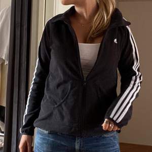 Tvär cool addidas zip hoodie i flis som både värmer och lyser upp din outfitt 