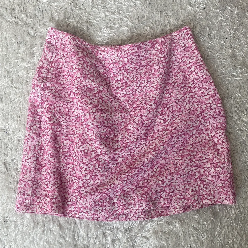 Rosa kjol från & other stories, köpt för ca 650kr. Kjolen är sparsamt använd och i mycket bra skick, säljer då den ej passar mig längre💕. Kjolar.