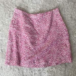 Rosa kjol från & other stories, köpt för ca 650kr. Kjolen är sparsamt använd och i mycket bra skick, säljer då den ej passar mig längre💕