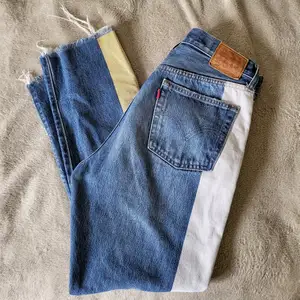 Köpte dessa Levi's 501 jeans i Levis butik i Florens i 2019. Jeans har mycket detaljer som vita och gula randen på sidan, och dragkedjorna ner till (går att dra ner). Dom är high waist och slim fit på mig