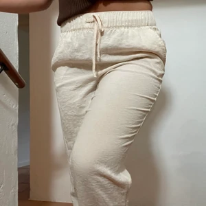 Linnebyxor  - Linnebyxor från H&M. Passar bäst om man har korta ben. 150 kr + frakt