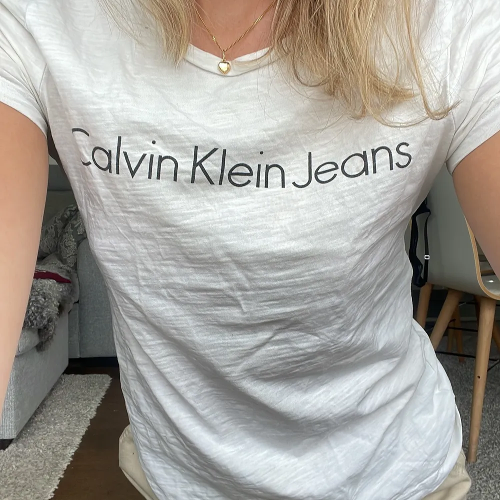 Clean Calvin Klein tröja🥺 vit och fräsch till sommaren😍 . Tröjor & Koftor.