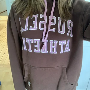 Brun hoddie  - Säljer en brun hoddie i fint skick då den inte kommer till användning 