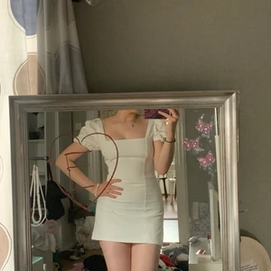 Vit klänning zara - Helt oanvänd klänning från zara strl M men sitter verklgien som en S. Sååå fin i ryggen! Jättefin men liiiite för kort för mig som är 172. Nypris 359. Verkligen så fin i sommar till någon som är snäppet kortare eller som föredrar korta klänningar!<3